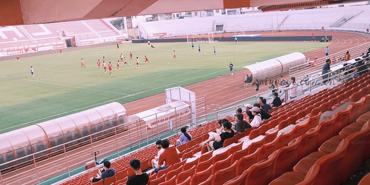 记分板显示主队3比0领先，场边时钟正倒数最后十分钟。